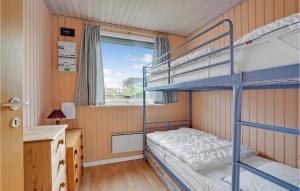 een slaapkamer met 2 stapelbedden en een raam bij Beautiful Home In Vinderup With 2 Bedrooms And Wifi in Vinderup
