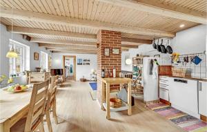 Kuchyň nebo kuchyňský kout v ubytování 4 Bedroom Nice Home In Ulfborg