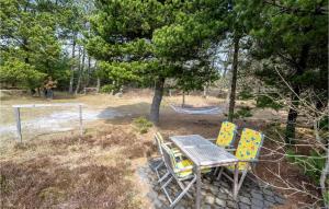 Una mesa de picnic y sillas junto a una portería. en 4 Bedroom Nice Home In Ulfborg, en Ulfborg 18 fotos más