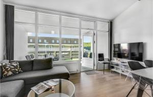 sala de estar con sofá y ventana grande en Cozy Apartment In Ringkbing With Kitchen, en Ringkøbing