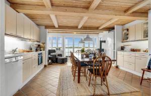 Kuchyň nebo kuchyňský kout v ubytování Stunning Home In Frstrup With House A Panoramic View