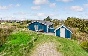 Nørre LyngvigにあるAwesome Home In Hvide Sande With 2 Bedrooms And Wifiの海辺の青い小屋