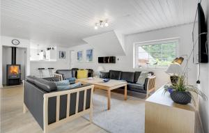 UlfborgにあるNice Home In Ulfborg With 6 Bedrooms, Sauna And Wifiのリビングルーム(ソファ、テーブル付)