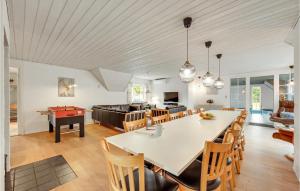 ØbyにあるStunning Home In Ulfborg With 6 Bedrooms, Wifi And Indoor Swimming Poolのダイニングルーム、キッチン(大きなテーブル、椅子付)