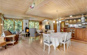 comedor y sala de estar con mesa y sillas en Stunning Home In Herning With Wifi, en Kølkær