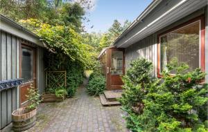 uma casa com um caminho que leva a uma porta em Stunning Home In Herning With Wifi em Kølkær