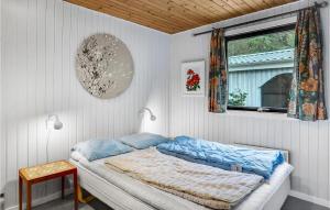 1 dormitorio con cama y ventana en Stunning Home In Herning With Wifi en Kølkær