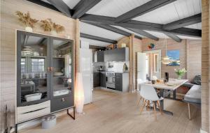 een keuken en eetkamer met een tafel en stoelen bij Amazing Home In Fur With House A Panoramic View in Fur