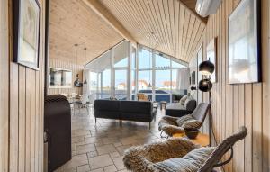 Lild StrandにあるAmazing Home In Frstrup With 4 Bedrooms, Sauna And Wifiのリビングルーム(ソファ、椅子、テーブル付)