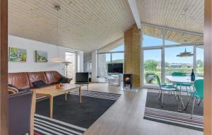TV a/nebo společenská místnost v ubytování Two-Bedroom Holiday Home In Broager