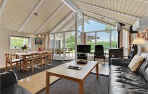 Amazing Home In Broager With 3 Bedrooms, Sauna And Wifi في Broager: غرفة معيشة مع أريكة وطاولة