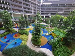 una vista aérea de un parque infantil en un edificio en Aishiteru Homestay, en Kuala Lumpur