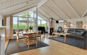 Amazing Home In Broager With 3 Bedrooms, Sauna And Wifi في Broager: غرفة معيشة مع طاولة وأريكة