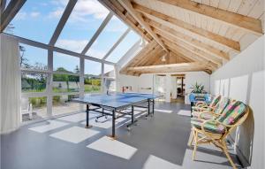 comedor con mesa de ping pong y 2 sillas en Gorgeous Home In Fjerritslev With Kitchen en Slettestrand