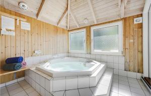 Koupelna v ubytování Holiday Home Tulipanvej Fjerritslev I