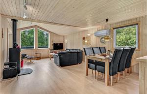 sala de estar con mesa y sillas en 3 Bedroom Cozy Home In Herning, en Herning