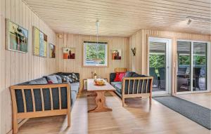 ein Wohnzimmer mit einem Sofa und einem Tisch in der Unterkunft 3 Bedroom Cozy Home In Herning in Herning