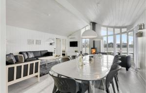 comedor y sala de estar con mesa y sillas en Stunning Home In Haderslev With 5 Bedrooms, Sauna And Wifi, en Årøsund