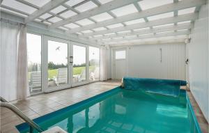 HejlsにあるBeautiful Home In Hejls With Indoor Swimming Poolのリビングルーム(プール付)のスイミングプール