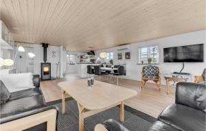 Kelstrup StrandにあるAwesome Home In Haderslev With 3 Bedrooms And Wifiのリビングルーム(ソファ、テーブル付)