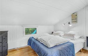 1 dormitorio con 1 cama grande en una habitación con ventana en Amazing Home In Hejls With 2 Bedrooms And Wifi, en Hejls