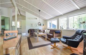 uma sala de estar com um sofá e uma mesa em Amazing Home In Give With Sauna em Lindet