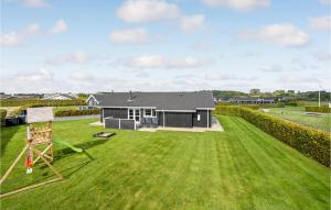 ÅrøsundにあるAmazing Home In Haderslev With 4 Bedrooms, Sauna And Wifiの前方の芝生の家