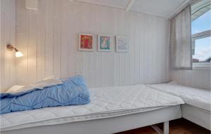 ÅrøsundにあるAmazing Home In Haderslev With 4 Bedrooms, Sauna And Wifiの白いベッドルーム(ベッド1台、窓付)