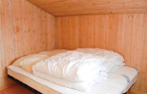 HejlsにあるStunning Home In Hejls With 3 Bedrooms, Sauna And Wifiの木製の壁のドミトリールーム(ベッド1台)