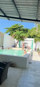 un grupo de personas en una piscina en Casa Torices Real 12, en Cartagena de Indias
