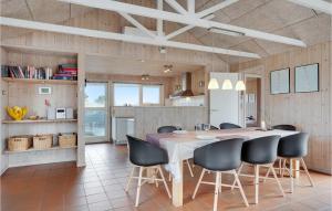 uma cozinha e sala de jantar com mesa e cadeiras em Stunning Home In Hvide Sande With House A Panoramic View em Hvide Sande
