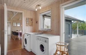 uma lavandaria com uma máquina de lavar e secar roupa num alpendre em Stunning Home In Hvide Sande With House A Panoramic View em Hvide Sande