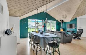 een keuken en een woonkamer met een tafel en stoelen bij Gorgeous Home In Give With Wifi in Lindet