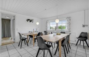 Fjand GårdeにあるNice Home In Ulfborg With 6 Bedrooms, Wifi And Indoor Swimming Poolのダイニングルーム(テーブル、椅子付)