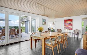 - une salle à manger avec une table et des chaises dans l'établissement Nice Home In Ebeltoft With 3 Bedrooms And Wifi, à Ebeltoft