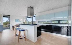 Kuchyň nebo kuchyňský kout v ubytování Holiday Home Hjelmevej Ulfborg Vi