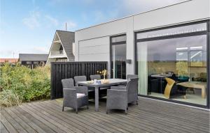 d'une terrasse avec une table et des chaises. dans l'établissement Stunning Home In Ulfborg With 2 Bedrooms And Wifi, à Thorsminde