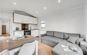 Kuchyň nebo kuchyňský kout v ubytování 2 Bedroom Nice Home In Ulfborg