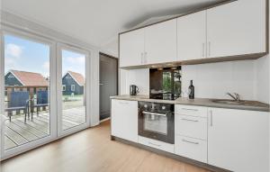 Kuchyň nebo kuchyňský kout v ubytování 2 Bedroom Nice Home In Ulfborg