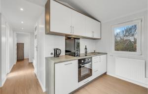 Kuchyň nebo kuchyňský kout v ubytování 2 Bedroom Nice Home In Ulfborg