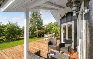 patio esterno con tavolo e sedie di 3 Bedroom Cozy Home In Hjslev a Bøstrup