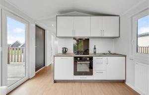 Kuchyň nebo kuchyňský kout v ubytování 2 Bedroom Nice Home In Ulfborg