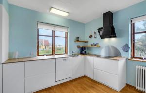 Kuchyň nebo kuchyňský kout v ubytování Holiday Home Strandvejen Harboøre X