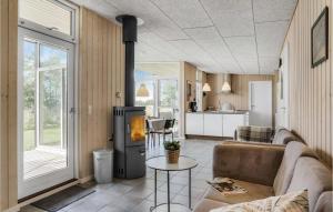 Et opholdsområde på Nice Home In Fjerritslev With 4 Bedrooms And Wifi