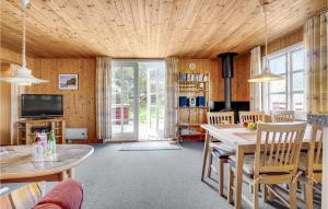 Lild StrandにあるBeautiful Home In Frstrup With 2 Bedrooms, Sauna And Wifiのリビングルーム(テーブル、テレビ付)
