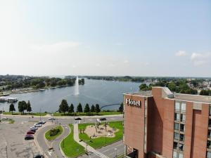 een hotel met uitzicht op een rivier en een gebouw bij Hôtel MOCO Valleyfield in Salaberry de Valleyfield