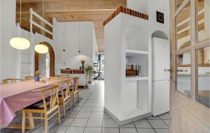 Kuchyň nebo kuchyňský kout v ubytování Holiday Home Viktoriavej Harboøre Ii