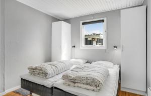 2 Betten in einem weißen Zimmer mit Fenster in der Unterkunft 3 Bedroom Lovely Home In Sydals in Skovby