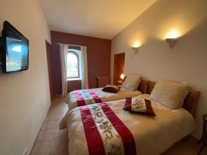 Ein Bett oder Betten in einem Zimmer der Unterkunft Auberge de la Tour