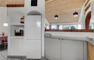 Kuchyň nebo kuchyňský kout v ubytování Holiday Home Viktoriavej Harboøre Ii + 27 fotografií